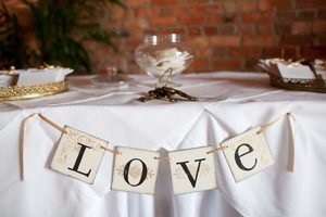 Minden szabály esküvői asztaldísz a menyasszony és a vőlegény