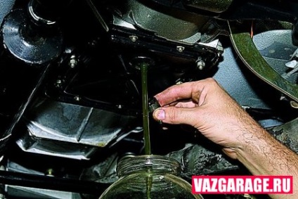 Olajcsere a hajtóműben a pályán, az olajcsere az ellenőrzőpont a vázák 2121