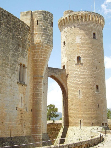 Bellver Castle - „az én házam - az én erőd kerek” - Honvédségi Szemle