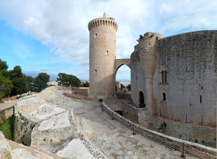 Bellver Castle - „az én házam - az én erőd kerek” - Honvédségi Szemle