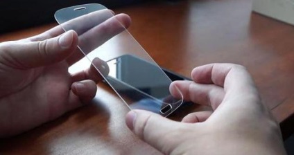 Biztonsági üveg vagy fólia - amely jobban védi a telefon képernyőjén (üveg) Biztonsági üveg vagy fólia - ez jobb, hogy megvédje a telefon képernyőjén