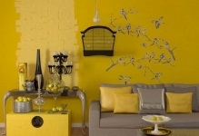 A Sárga tapéta fotó a belső, arany falak, a szín a bútor illik, szőke