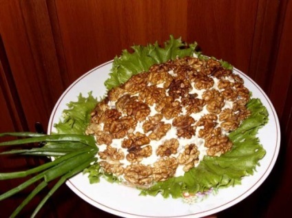 Ananász kiváló dekoráció az ünnepi asztalra ( „Pineapple” saláta recept az újév) Ananász kiváló dekoráció az ünnepi asztalra