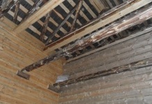 A fából készült gerendák közötti átfedés, padlótól egy tégla ház speciális, a második fa