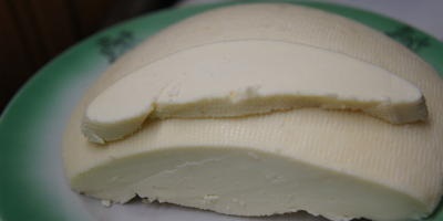 Fehér sajt kecsketejből