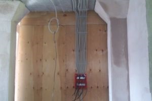 Elektromos ház, elektromos munka egy vidéki házban (vezetékek) Elektromos ház, elektromos munka egy vidéki házban