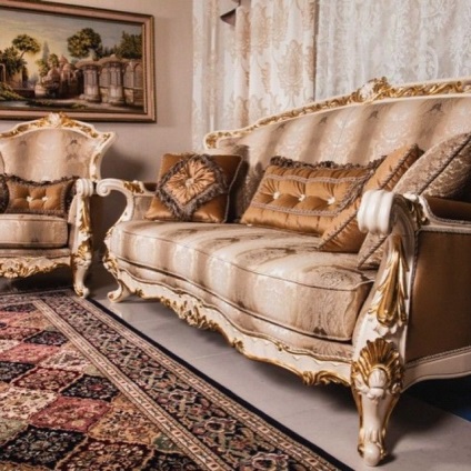 A belső tér a nappaliban egy klasszikus stílusú 15 fotó