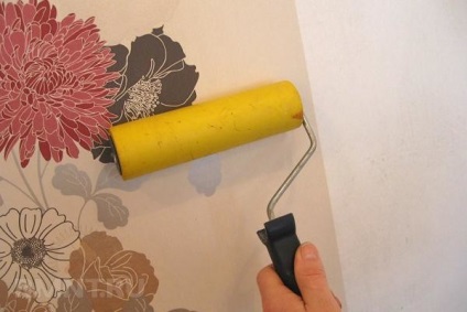 Hogyan ragasztó vinil tapéta papír hátlapja kezével fotó és videó használati Tapétázás