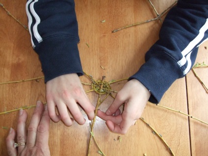 Hogyan szőni egy kis kosár fűzfa ága - a saját kezét, mesterkurzusokat fotók