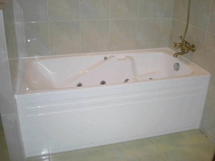 Hogyan kell rögzíteni a fürdőbe, hogyan kell helyesen elvégezni a falra akril, öntöttvas kád a lakásban