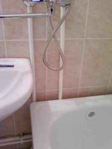 Hogyan kell rögzíteni a fürdőbe, hogyan kell helyesen elvégezni a falra akril, öntöttvas kád a lakásban