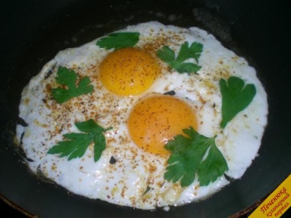 Hogyan sütjük egy tojás (lépésről lépésre recept fotókkal)