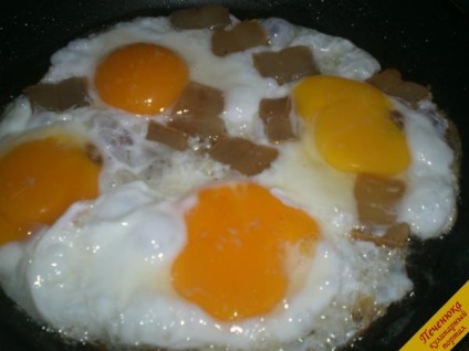 Hogyan sütjük egy tojás (lépésről lépésre recept fotókkal)
