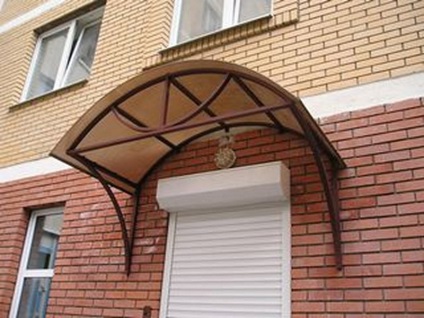 Napellenző át a bejárati ajtó fotó, fajták és termelési technológia (fotó) Napellenző át a bejárati ajtó fotó, fajták és termelési technológia