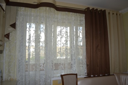 Gyönyörű függönyök a szobában anélkül, karnis fényképet modern szalonba, hogyan kell varrni magát két ablak,