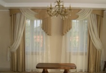 Gyönyörű függönyök a szobában anélkül, karnis fényképet modern szalonba, hogyan kell varrni magát két ablak,