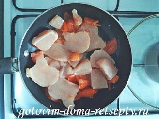 Csirke párolt paradicsom krém (tejszín) Csirke pörkölt paradicsomot egy tejszínes mártással