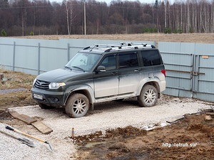 Kis műhely parkoló autók a kezével, otrub