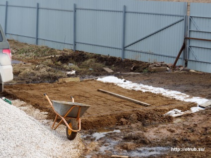 Kis műhely parkoló autók a kezével, otrub