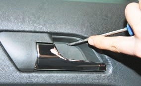 Opel Astra H eltávolítását és beszerelését egy kárpit egy hátsó ajtó Opel Astra n használati eltávolítási egység (release) Opel Astra H eltávolítását és beszerelését egy kárpit egy hátsó ajtó Opel Astra n utasítást eltávolítása növény