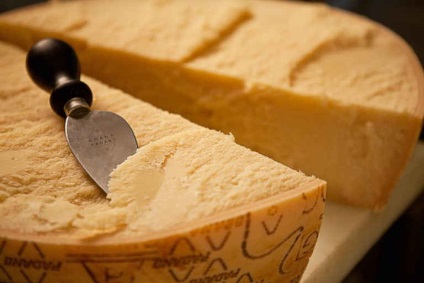 Parmigiano Reggiano ellen Grana Padano, mint a különbség a két legismertebb olasz sajt operatőr -