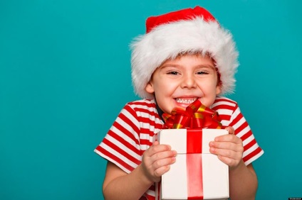 Miért a gyermek mindenkor megköveteli az ajándékok és mit kell tenni a szülők