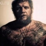 Rik Dzhenest - egy férfi egy tetoválás a csontváz