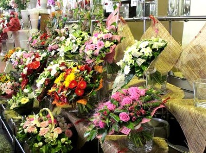 Riga virágpiac Moszkvában, egy csokor kezüket