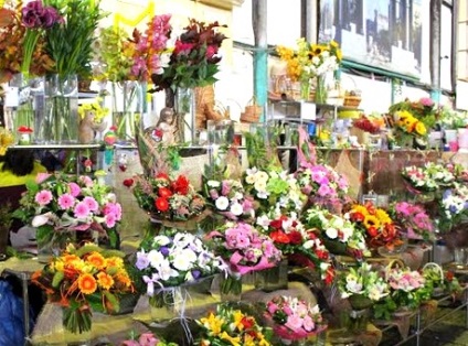 Riga virágpiac Moszkvában, egy csokor kezüket