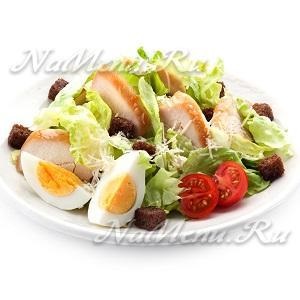 Saláta „Caesar” csirke, klasszikus egyszerű recept