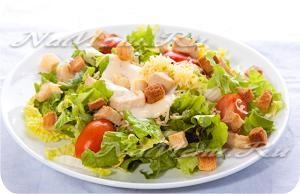 Saláta „Caesar” csirke, klasszikus egyszerű recept