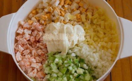 Garnélarák saláta sajttal és tojással, uborka, finom recept lépésről lépésre fotók, minden étkezés
