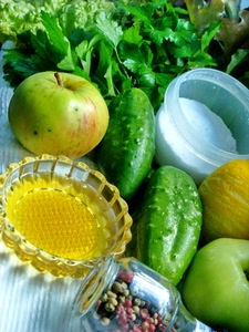 Friss uborka, alma és zöld citromos mézes öntettel recept egy fotó