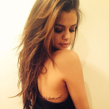 Selena Gomez kiderült, egy új tetoválást, közel a mell (zene) Selena Gomez kiderült, egy új tetoválást körül mellkasán