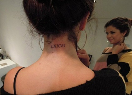 Selena Gomez kiderült, egy új tetoválást, közel a láda (látható) Selena Gomez kiderült, egy új tetoválást körül mellkasán
