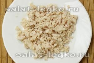 Rakott saláta - Bride - csirke, olvasztott sajttal és tojással recept fényképpel (hagyma) Rakott saláta - Bride - csirke, olvasztott sajttal és tojással recept egy fotó