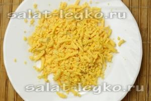 Rakott saláta - Bride - csirke, olvasztott sajttal és tojással recept fényképpel (citromlé) Rakott saláta - Bride - csirke, olvasztott sajttal és tojással recept egy fotó