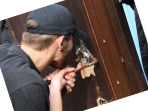 Törött zár a vasajtó nyílt (zár) Törött zár a vas ajtót nyitott