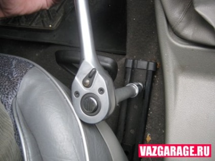 Eltávolítása első ülés Lada Kalina (lift) Eltávolítása első ülés Lada Kalina