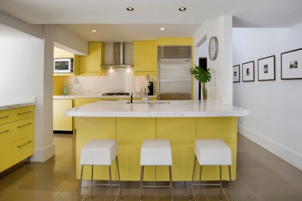 A színek kombinációja a belső a konyha, vannak kombinálva, amit a zöld, sárga, szürke, barna, narancs