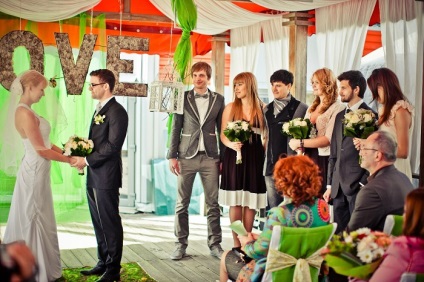 A forgatókönyv az esküvő egy kávézóban - tippeket készül kellékek, versenyek és díjak, dekoráció