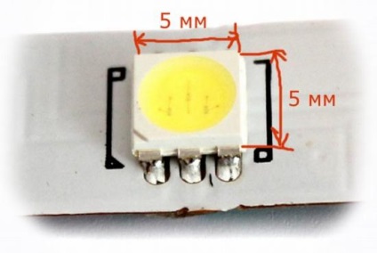A lámpa a LED szalag a kezüket (saját) A lámpa a LED szalag a kezével