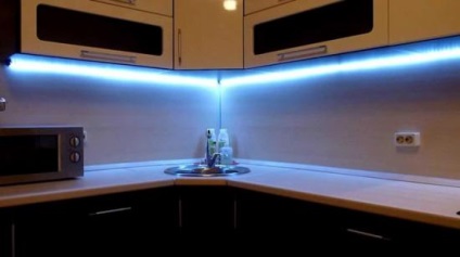 A lámpa a LED szalag a kezével (szalag) A lámpa a LED szalag a kezével