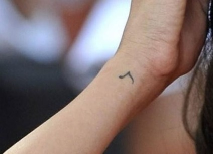 Tetoválás Selena Gomez érték tetoválás fotó