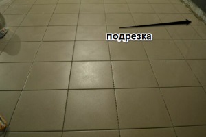 Kerámia vagy a padlón a garázsban (a sorrendben a tojásrakás csempe a padlón a garázsban.) Kerámia csempe a padlón a garázsban
