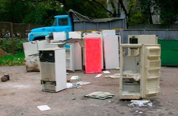 Dobj hűtőszekrény újrahasznosítás megfelelően anélkül, hogy kárt a környezetben (recycling) Dobj hűtőszekrény újrahasznosítás megfelelően anélkül, hogy kárt a környezetben