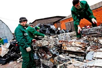 Dobj hűtőszekrény újrahasznosítás megfelelően anélkül, hogy kárt a környezetben (jobbra) Dobj hűtőszekrény újrahasznosítás megfelelően anélkül, hogy kárt a környezetben
