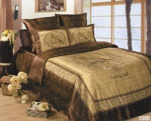 A magassága az ágy egy matrac a földön normál ágy