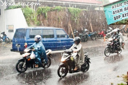 Pattaya, az esős évszak kezdődik, hogy menni (kezdődik) Pattaya, az esős évszak kezdődik, függetlenül attól, hogy menjen