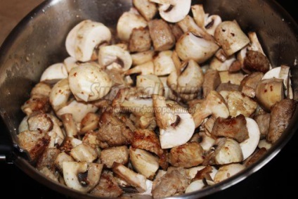 Sült hús és gombák (grillezett hús és gombával recept) Grillezett hús gombával